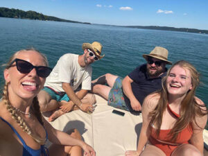Das Weltenwandler-Team während einem Sommer-Auslug auf dem Starnberger See (Blogbeitrag).