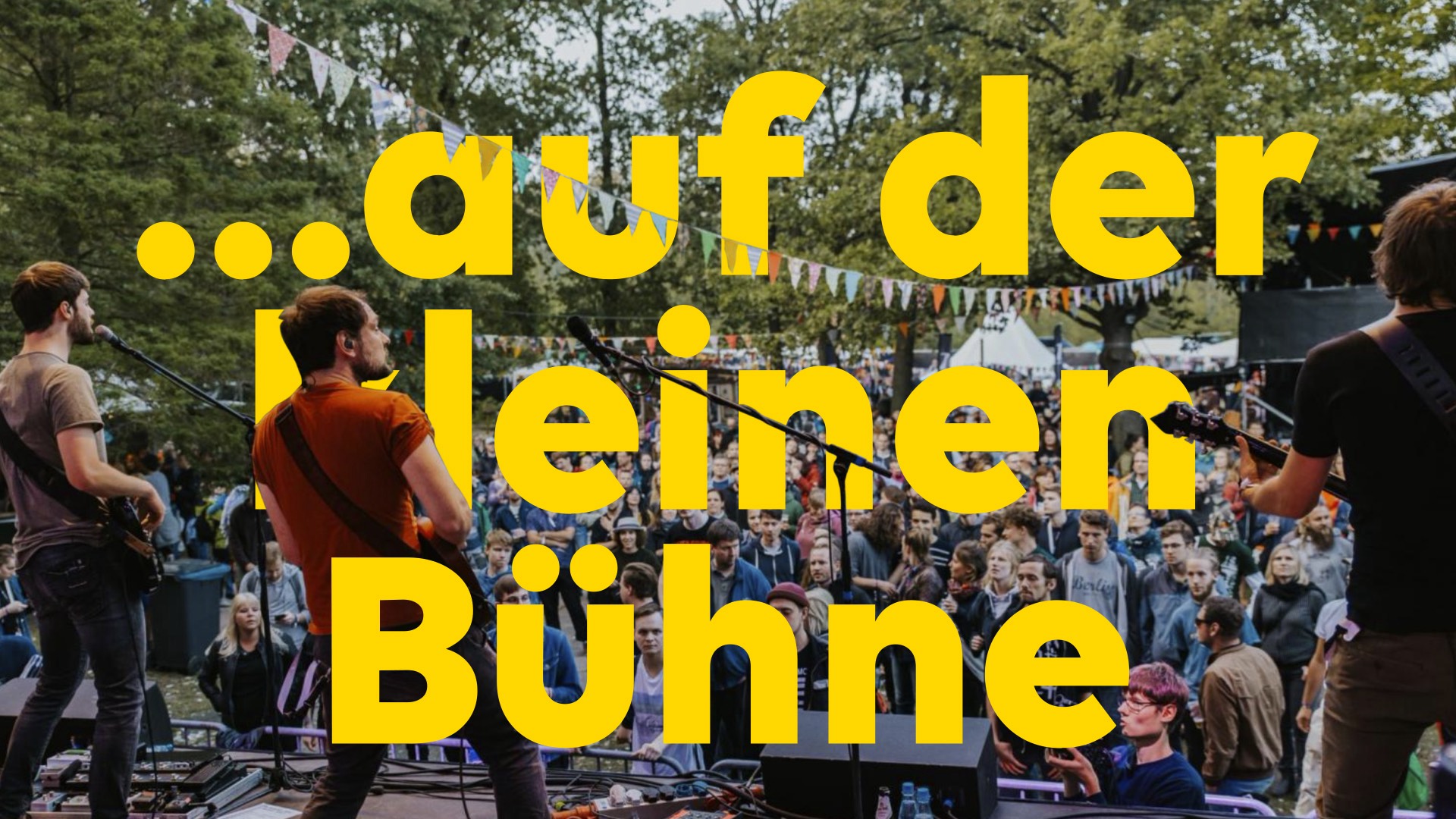 Styleframe der gewählten Richtung: Musiker auf einer kleinen Bühne mit gelber Typografie „...auf der kleinen Bühne“.